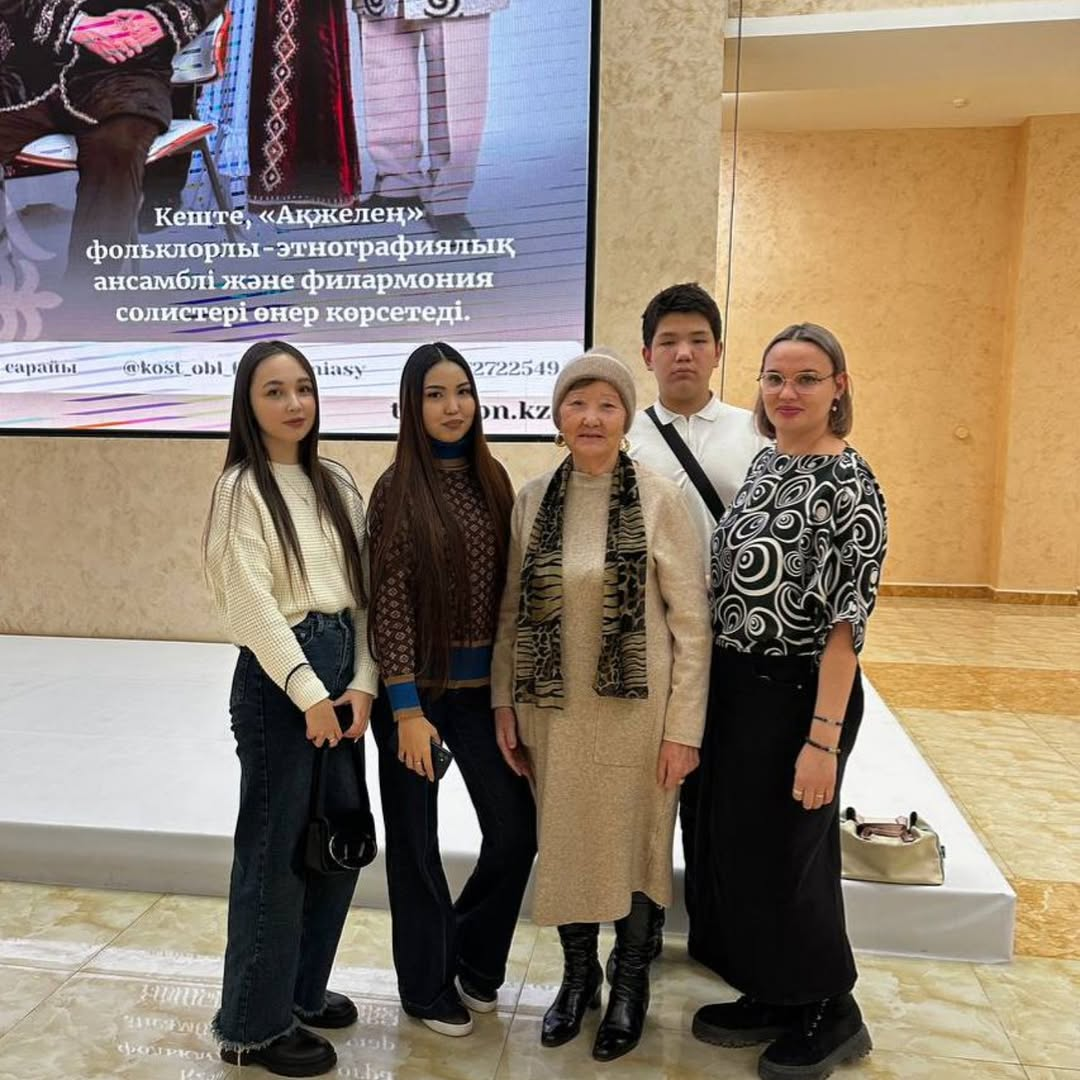 Студенты вместе с родителями и кураторами посетили юбилейный вечер фольклорного ансамбля «Ақжелең»