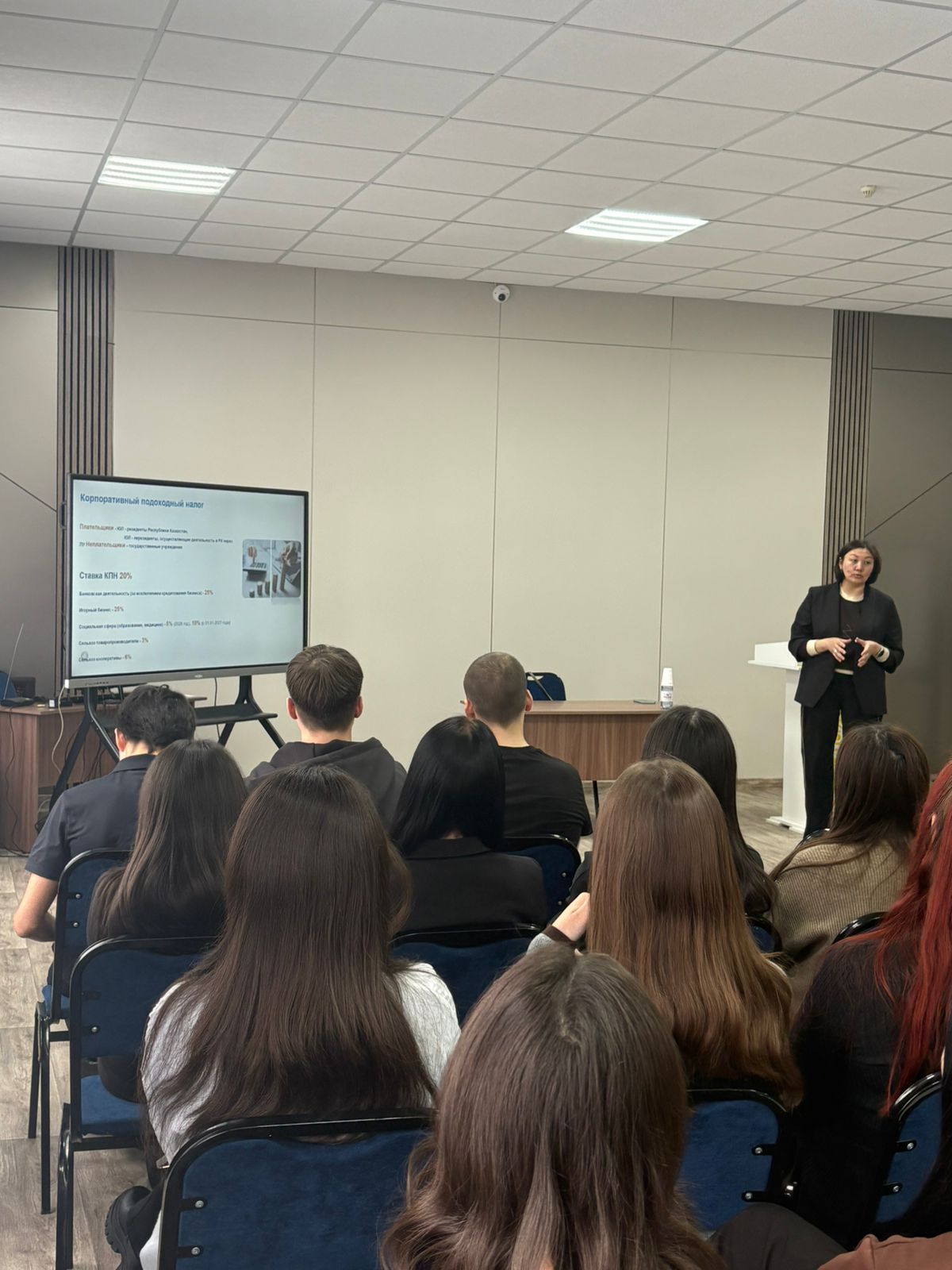 Салық қызметінің өкілімен кездесу