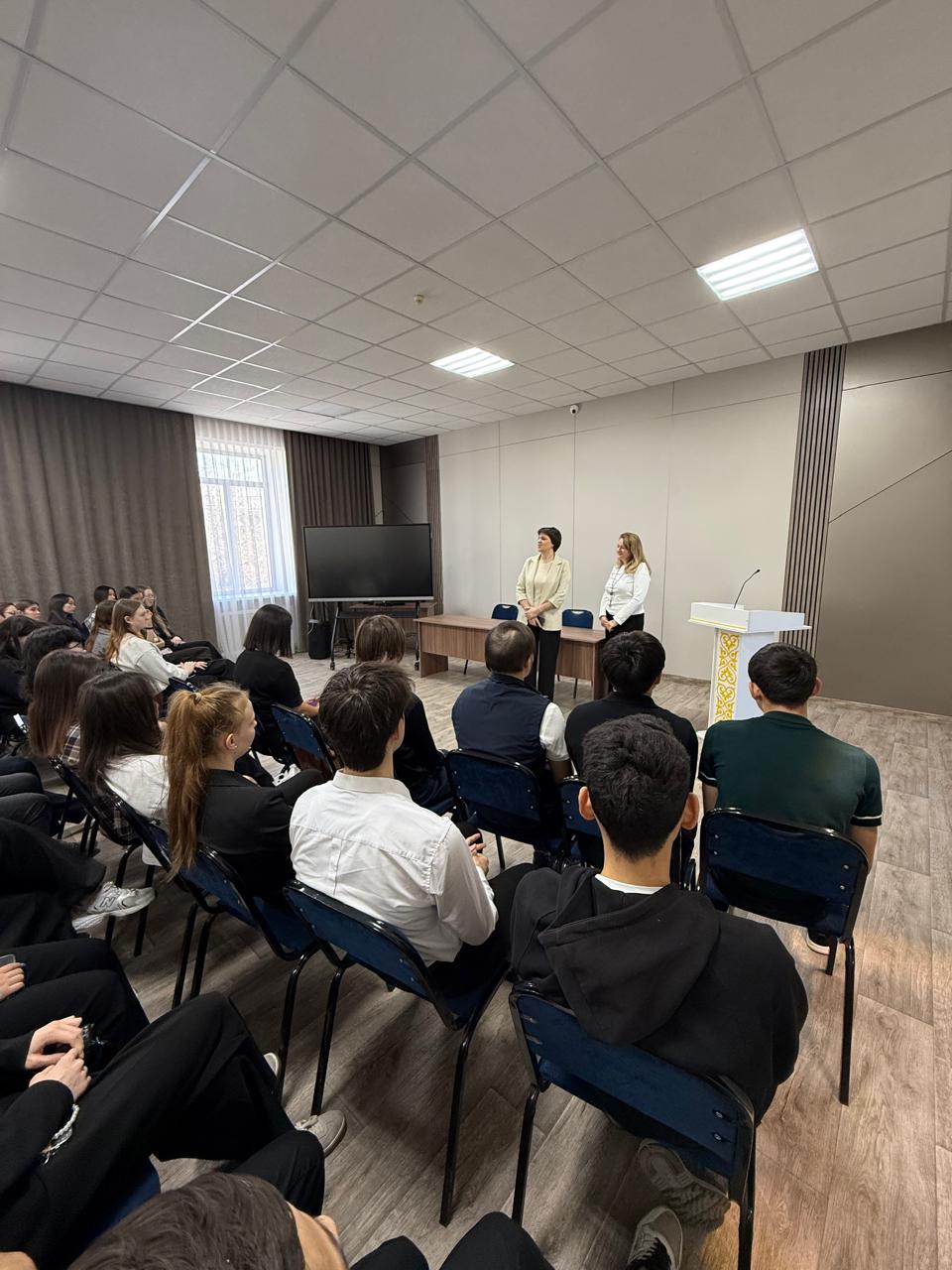 Студенттердің банк саласының өкілдерімен кездесуі